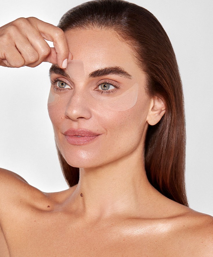 Wrinkle Erasing Retinol Patches Model