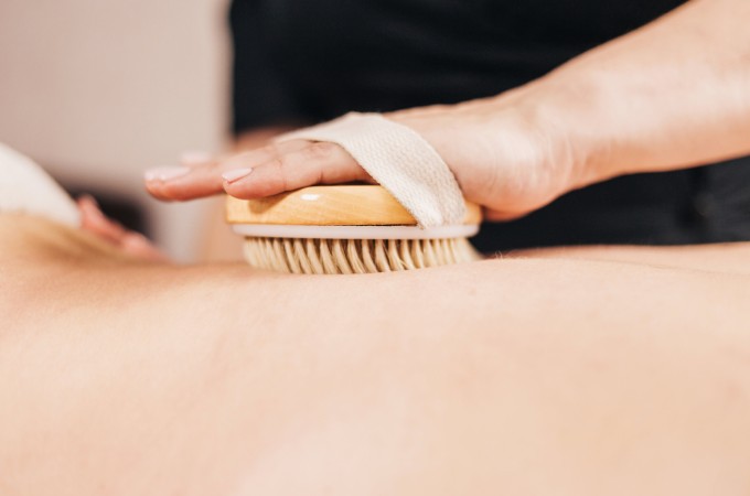 dry skin brushing